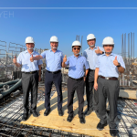 位於臺(tái)中東區(qū)【築森鄰】順利迎來(lái)上樑典禮，新業(yè)建設(shè)名譽(yù)董事長(zhǎng)穆椿松先生（圖左二）、卓勝隆董事長(zhǎng)（圖右三）、簡(jiǎn)福榮總經(jīng)理（圖左一）、邱正光副總經(jīng)理（圖右一）一同蒞臨現(xiàn)場(chǎng)，祝福工程平安順利地完工。