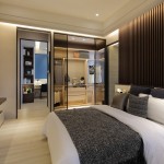 以透明層板取代厚重的拉門，讓更衣室的格局一併收納進主臥室裡，另一側(cè)綠意是大自然的伸展臺，隨著季節(jié)呈現(xiàn)出不一樣的景致。從視野上，呈獻給主人更寬闊的禮遇！