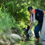 第一次走訪南勢溪，綠意盎然的景致彷彿進入世外桃源，在溪流旁踩著石礫，撿拾這些被塵封已久，不可分解的塑料製品。