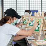 拿起畫筆，繪出想像，隨畫筆而下，層層疊出溫度，午後一抹微光灑下，用繪畫留住當(dāng)下美好片刻。