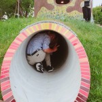 想進入碉堡探險，涵洞是唯一入口，總能喚起大人的童心，想跟著進入高達二層樓的精靈碉堡一探究竟。