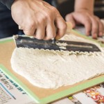 健康建材也可以很藝術(shù)！趁凝固前，將黏糊的珪藻塗料推開(kāi)、抹平，並押上紋路，對(duì)新業(yè)家族來(lái)說(shuō)是相當(dāng)新鮮的體驗(yàn)！