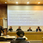 邀請臺灣建築典範(fàn)的建築師、產(chǎn)業(yè)領(lǐng)袖，共同展開一場「從設(shè)計到產(chǎn)業(yè)、從開發(fā)到生活」的跨界對話，將捷集團-林莉婷執(zhí)行長(左一)、半畝塘-江文淵建築師(左二)、新業(yè)建設(shè)-穆椿松建築師&創(chuàng)辦人(中)、開務(wù)建築-龔瑞琦建築師(右二)、元根建築工房-吳武易建築師(右一)。