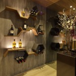 將傳統(tǒng)酒窖躍上廚房的一景，半蜂巢線條乘載醇釀的美酒，正等著你小酌一番。
