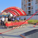 新業(yè)建設(shè)穆椿松名譽(yù)董事長(zhǎng)（中）帶領(lǐng)新業(yè)團(tuán)隊(duì)，祈求保佑人員平安、工程順利。
