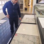 設(shè)置於地面的建材，以指掌輕撫過(guò)，切身感受細(xì)膩的觸感，並從自然的紋路中覺(jué)察：什麼底色、光澤，可與廚具化為和諧的一致性。