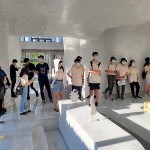 接待大廳延續(xù)弧形立柱的風格，以白色大理石砌成方中帶圓的空間格局，融合為一景。白底灰紋的大理石，與嵌入式座椅相映成趣，注入東道主宴客的巧思與溫度。－【新業(yè)觀峰】。