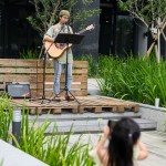 音樂(lè)家駐點(diǎn)表演，歌聲隨風(fēng)飄散於市集中，使略微慵懶的週六下午增添些許閒適感。一旁被歌聲吸引而來(lái)的小妹妹，也開(kāi)心地以手機(jī)紀(jì)錄這美好時(shí)光。