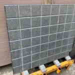 裁切後溝縫細(xì)節(jié)皆平整劃一的豆腐塊，對(duì)浴室淋浴間來說是不可少的排水及止滑關(guān)鍵！