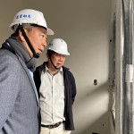 每一個(gè)專(zhuān)注討論的眼神，都力求建築更臻職人心中的標(biāo)準(zhǔn)。新業(yè)建設(shè)名譽(yù)董事長(zhǎng)穆椿松先生（圖左一）。