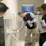 衛(wèi)生紙抽取的細節(jié)也不容錯過，每人習慣的不同，衛(wèi)生紙架以捲筒式上方多加平臺型式，使用上多了選擇性及便利性。