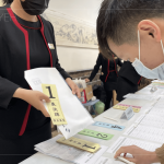 重要的會(huì)議表決牌，以雙手交付，預(yù)祝會(huì)議的順利和圓滿。