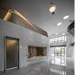 迎賓櫃臺與曲牆自然相容而不相突兀