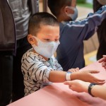 戴上入島手環(huán)，孩子們興奮又期待的等待416號列車啟程，冒險之旅就要開始囉！