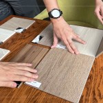 職人透過指尖觸摸面板，感受彩理、紋路、質(zhì)感，甚至韌度上的不同，感受每一分的精準(zhǔn)細(xì)節(jié)。