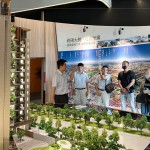 新業(yè)建設(shè)行銷(xiāo)部－楊世偉經(jīng)理（左一），與新進(jìn)員工分享臺(tái)中北屯十四期-大塊藏硯，在建築理念、空間規(guī)劃、減碳綠化上環(huán)環(huán)相扣，為住戶的未來(lái)居所層層把關(guān)。