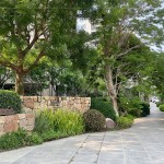 擁有大基地並設(shè)計(jì)蜿蜒的綠意廊道，猶如住進(jìn)一座大型公園裡，時(shí)刻享受著大自然的芬多精。