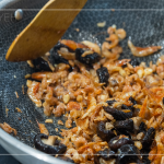 將餡料下鍋炒香，香味即刻飄散滿(mǎn)室，放入調(diào)味料、加水，大火滾沸後轉(zhuǎn)小火加蓋15分鐘，開(kāi)蓋收汁、盛盤(pán)。