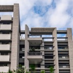 遠(yuǎn)方眺望建築外觀，使用不同顏色的磁磚進(jìn)行混色搭配，建築顯得更立體，並具有獨(dú)特品味。(圖為 新業(yè)–大塊森鄰 實(shí)景圖)