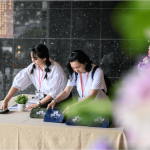 身穿白T的新業(yè)同仁，早早抵達(dá)現(xiàn)場，盡心且盡力的佈置場地，讓住戶能順利流暢的領(lǐng)票，等待開演時間的到來。