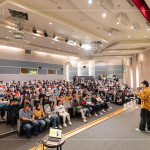 因為喜歡「說話」這件事，讓黃豪平始終保有站上舞臺的熱誠，努力讓自己的名字留下痕跡。