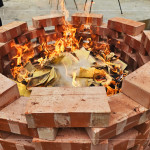 儀式尾聲，金紙化為星點(diǎn)火光，將敬意與祈福送往天際，為上樑典禮劃下美好句點(diǎn)。