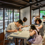 與臺(tái)中文化局合作「2025年臺(tái)中文學(xué)季」，舉辦兩場(chǎng)手刻版印畫活動(dòng)，在綠蔭榕樹下、時(shí)光靜謐的日式老屋，細(xì)細(xì)感受文學(xué)與手作交織的美好時(shí)刻。