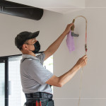 由水電廠商測試冷氣的排水管路，確保排水通暢，讓住戶在夏日安心享受清涼舒適的居家環(huán)境。