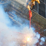 點燃火紅的炮仗，響徹的聲響，繚繞著基地，象徵圓滿吉祥好兆頭。