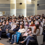 偌大的會場，早已座無虛席，眾人引頸期盼等待著講師的精采演說。