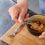 細緻綿密的麵茶，加入熱騰騰的開水，順時針的輕輕攪動，瞬間香味四溢，咀嚼難以忘卻的鹹香滋味。