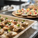 佐以西蘭花點綴的鮪魚沙拉鹹式小茶點，清爽健康無負(fù)擔(dān)