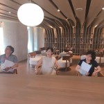 松鼠調(diào)皮地把書藏在「樹幹上」及「樹洞裡」！神奇的空間、不平凡的書架設(shè)計，從直線向上延伸至天花板曲面的翻轉(zhuǎn)變化，讓冰冷建築頓時有了藝術(shù)的溫度！