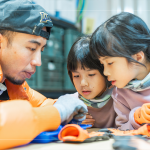 大小朋友全神貫注，將有獨(dú)特香味、葉子形狀與楓葉相似的「楓香」果實(shí)，製作成獨(dú)一無(wú)二的小小飾品。