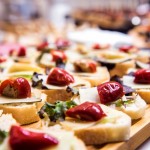 乳酪切片佐以甜椒與鮮蔬作為點(diǎn)綴，搭配長棍麵包品嚐，甜椒清甜與乳酪滑嫩在口中融化，從視覺與口感上更帶來不同層次感。