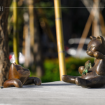 社區(qū)一隅的貓咪藝術(shù)駐景，自在隨性的特質(zhì)，跨界的開放態(tài)度，是金工藝術(shù)家-曾永玲老師呈現(xiàn)作品的方式。