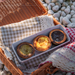 致上臺(tái)中在地品牌 ＃克莉斯塔 作為伴手禮，62%松露黑巧克力、甜膩焦糖搭配清新海鹽、金萱茶佐南莊手作桂花釀，與家人分享這份純樸心意。