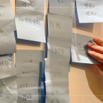 透過課間互動，與各部門主管探討『新業(yè)員工應(yīng)具備的能力或條件』，『主動、積極、樂觀』的理念，時(shí)常深刻烙印在每位新業(yè)夥伴心中。