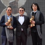 臺中市政府都市發(fā)展局局長黃文彬（中）與新業(yè)建設(shè)董事長卓勝?。ㄗ螅?、居研所林宜鋒建築師（右）一同合影留念，感謝政府對新業(yè)及居研所團(tuán)隊(duì)理念及成果的高度認(rèn)同，並以建築空間類大獎(jiǎng)(Architectural Space Award)傑出獎(jiǎng)(Outstanding Award)代表。