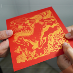 致贈(zèng)版畫(huà)藝術(shù)家設(shè)計(jì)馬年方斗春聯(lián)，『駿馬飛越．馬到成功』，象徵希望穩(wěn)固、納福迎祥、萬(wàn)壽無(wú)疆，將這份祝福與溫暖延續(xù)下去。