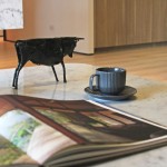 我們的人生已送走且迎來許多春夏秋冬，就像我們生活有沉寂也有活躍的時(shí)刻，此刻細(xì)細(xì)回味，過往的故事就如同翻開的頁扉，一一浮現(xiàn)並鮮明著。