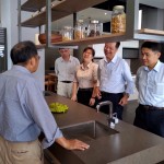 新業(yè)建設(shè)卓勝隆董事長(zhǎng)（左）偕同簡(jiǎn)福榮總經(jīng)理（右二）及邱正光副總經(jīng)理（右一），與團(tuán)隊(duì)成員以「使用效益最大化、備餐步調(diào)多樣化」的角度，討論適合配搭的中島提案，讓掌廚時(shí)刻更加游刃有餘。