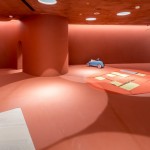 兒童遊戲室天花板的圓孔透下一個又一個的光圈交織，明亮之下更顯繽紛。為了視覺巧思，新業(yè)在天花板也加入珪藻土塗料，防潮瞬乾的特性，讓好動、頻頻出汗的孩童們享有暢快呼吸的遊玩空間。－【新業(yè)觀峰】。