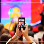 旅英原住民藝術(shù)家—優(yōu)席夫，以自身的旅遊經(jīng)驗(yàn)，分享給新業(yè)住戶們，以風(fēng)趣又知性的角度，探討在地的文化藝術(shù)。