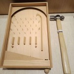 除了室外充滿文藝與悠閒氣息的市集，【新業(yè)宜家】?jī)?nèi)也舉辦「親子手作彈珠臺(tái)活動(dòng)」，讓親子同樂(lè)互動(dòng)。不僅能從中體驗(yàn)到手作樂(lè)趣，也能培養(yǎng)孩子的耐心，並從手邊的材料開(kāi)始，循著邏輯逐步掌握一項(xiàng)物品組裝的原理。