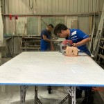 現(xiàn)場(chǎng)師傅熟練地操作拋光機(jī)搭配肉眼觀察，就像作畫一樣揮灑。只是打磨拋光屬於「減法的藝術(shù)」，卸除表面凹凸不平且粗糙的表面，不求快但求仔仔細(xì)細(xì)，達(dá)到光滑晶透如鏡面的效果。