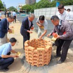 新業(yè)建設(shè) 穆椿松名譽董事長（左三）偕同卓勝隆董事長(左二)、邱正光副總經(jīng)理(左一)帶著虔念，期盼【築願景】工程平安順利。