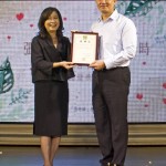 一路以來，有一群人默默的付出，正在做著一件極具意義的事，需要更多人去支持，新業(yè)也一同加入此行，讓愛及時!圖為「臺中張老師中心」主任委員張麗莉（圖左）向新業(yè)建設(shè)楊世偉經(jīng)理（圖右）致贈感謝狀。