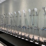 手持式蓮蓬頭與單槍式水龍頭排列展示。新業(yè)職人團隊了解每人偏好的水壓力道不同，享受療癒自我的SPA時光，因此對蓮蓬頭的選擇也格外謹慎周全。