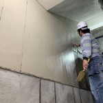 職人一遍一遍的在建築立面抹開，事先的預(yù)留溝縫也是門學(xué)問。